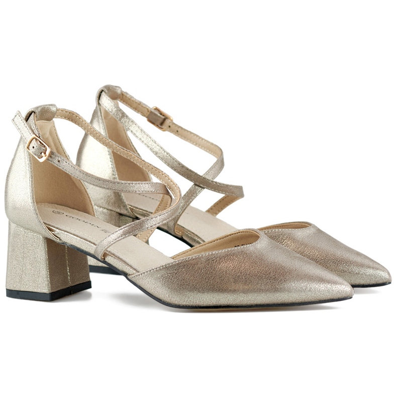 Hopeanväriset remmit matalassa kantapäässä