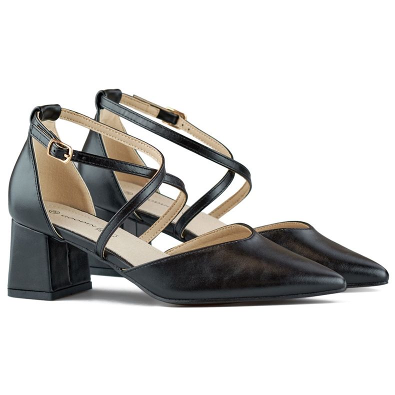 Mustat pumput, joissa hihnat matalassa kantapäässä