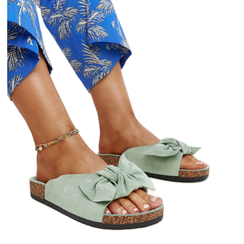 Vaaleanvihreä Aamu-liukumäki, jossa korkkipohja