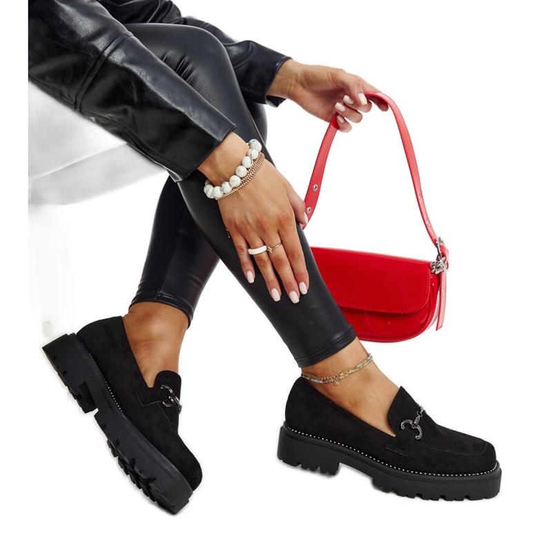 Mustat nahkakengät koristeellisella soljella