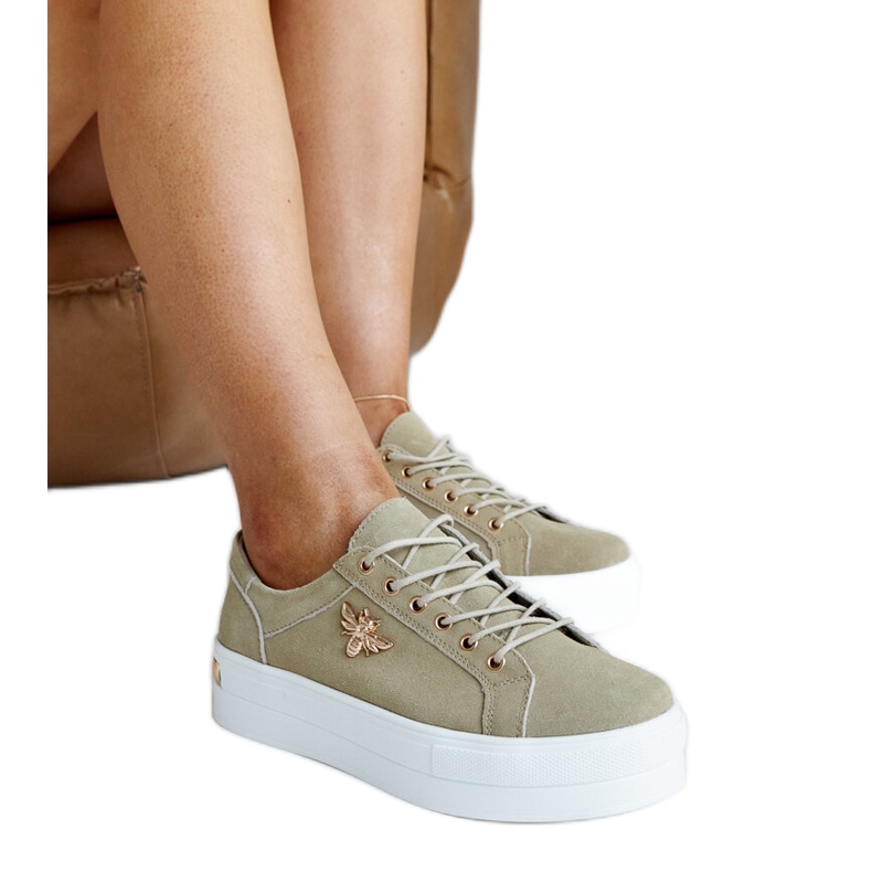 Vihreät nahkaiset urheilukengät koristeilla