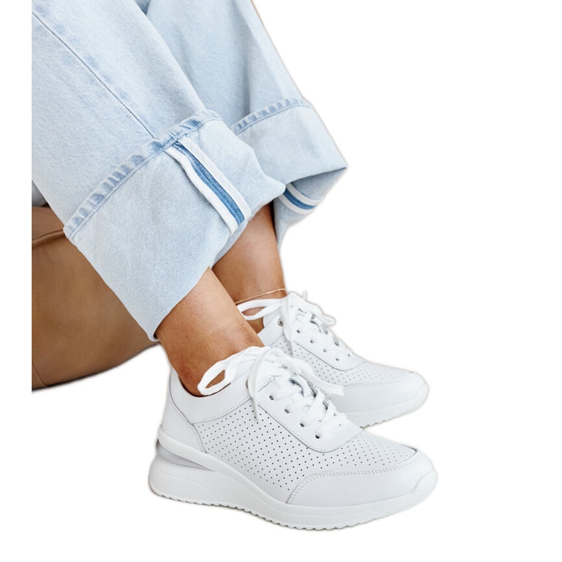 Valkoiset nahkaiset urheilukengät valkoinen