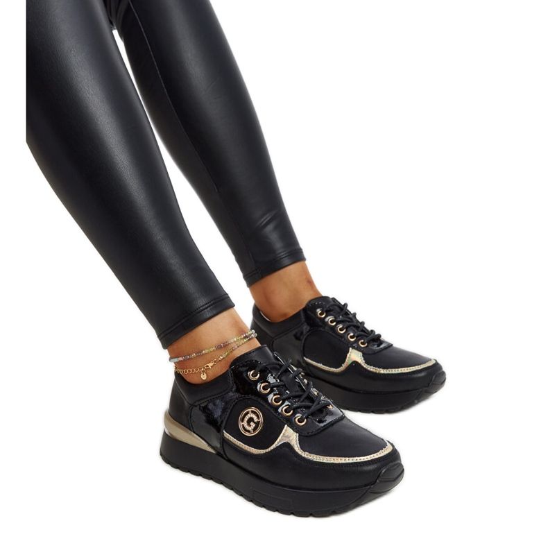 Mustat nahkakengät koristeellisella soljella