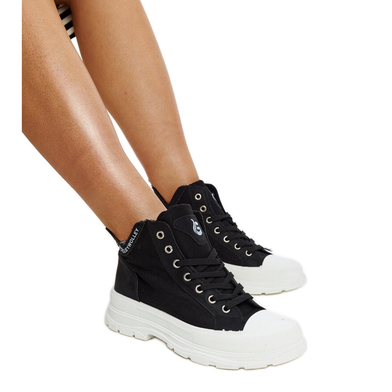 Nura korkeat mustat tennarit, joissa painaumia