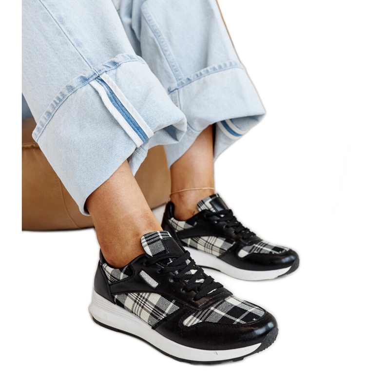 Mustat nahkakengät koristeellisella soljella