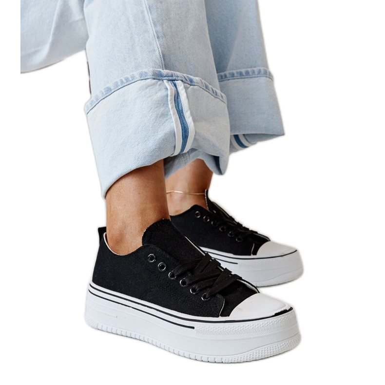 Mustat tennarit, joissa paksu Bahira-pohja