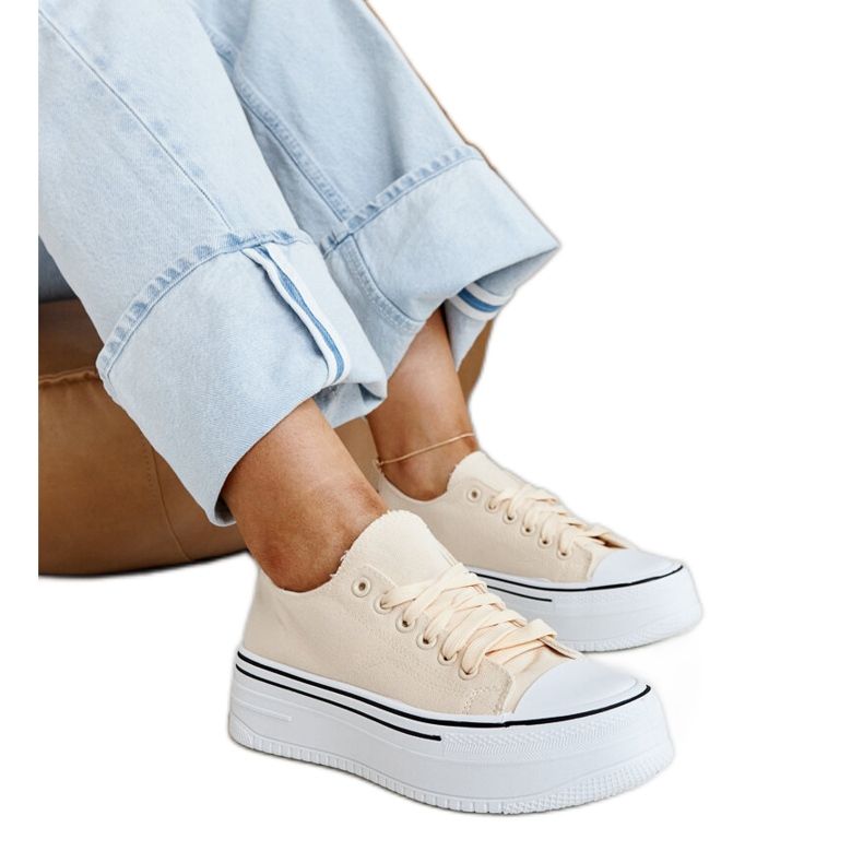 Vaaleanbeiget tennarit, joissa paksu Bahira-pohja