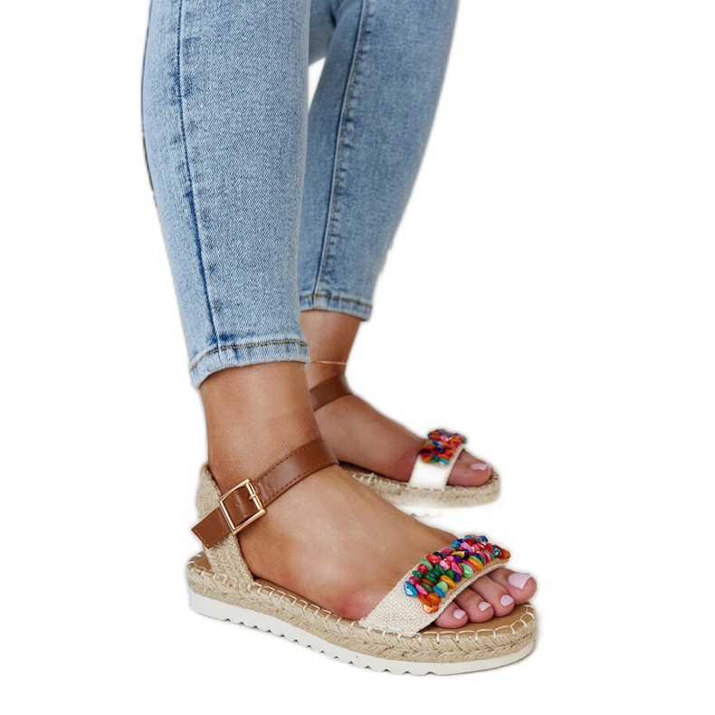 Beiget sandaalit värikkäillä Galatine-kivillä