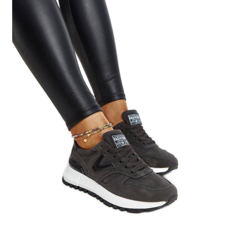 Tummanharmaat tennarit, joissa paksumpi Olonio-pohja