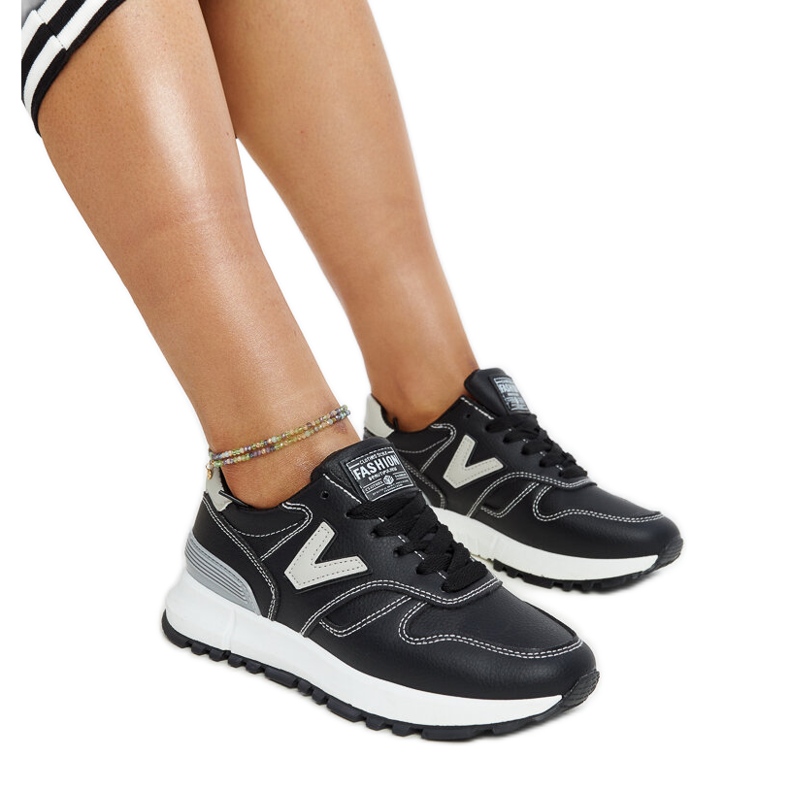 Mustat tennarit, joissa paksu Cettina-pohja