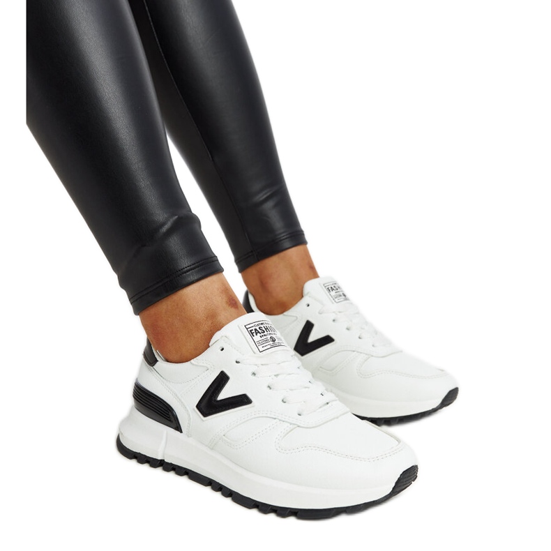 Valkoiset lenkkarit, joissa paksu Cettina-pohja valkoinen