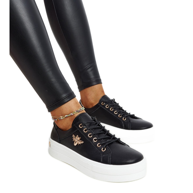 Mustat nahkakengät koristeellisella soljella