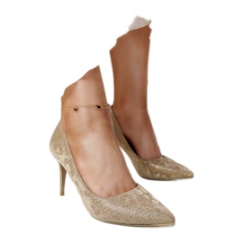 Kullanväriset kiiltävät korkokengät, joissa nahkainen sisäpohja kultainen