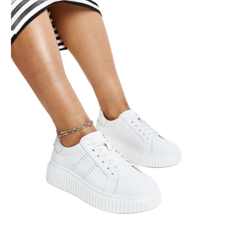 Siniset nahkakengät koristeellisella soljella valkoinen