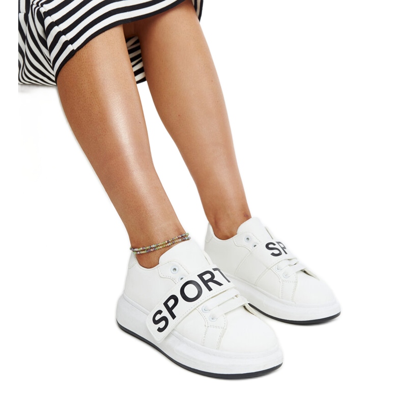 Siniset nahkakengät koristeellisella soljella valkoinen