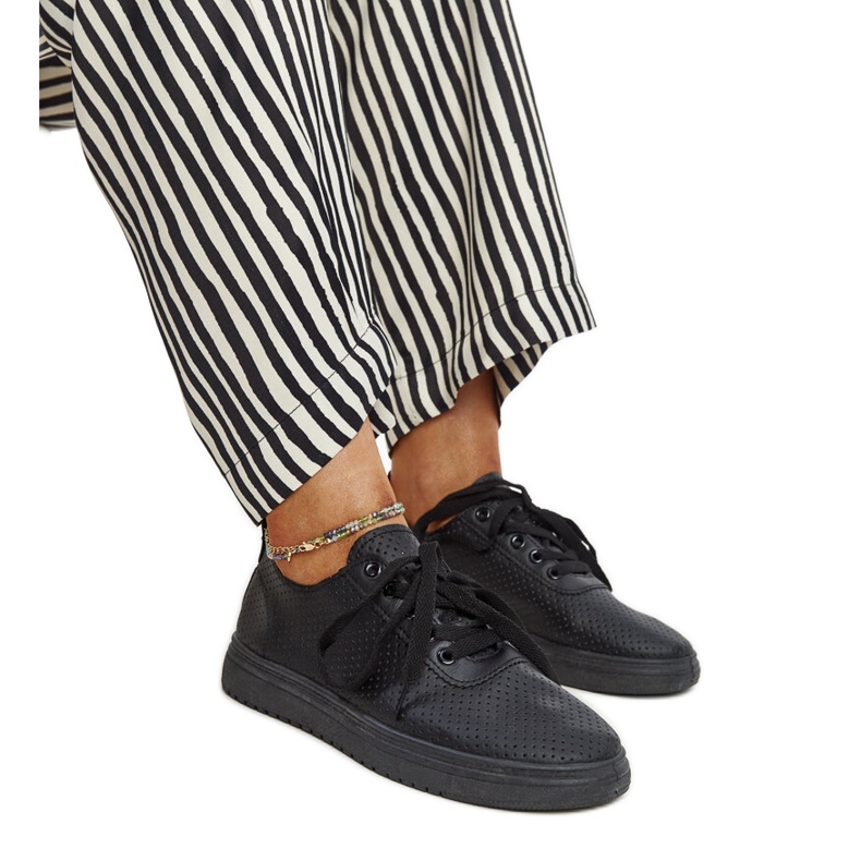 Mustat nahkaiset nauhakengät