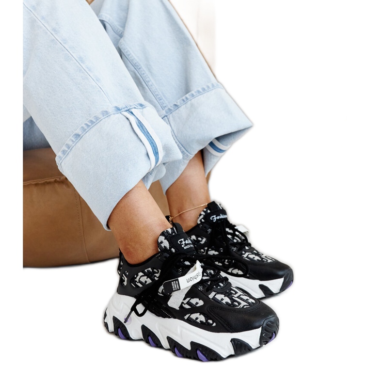 Mustat tennarit, joissa paksu Melsen-pohja