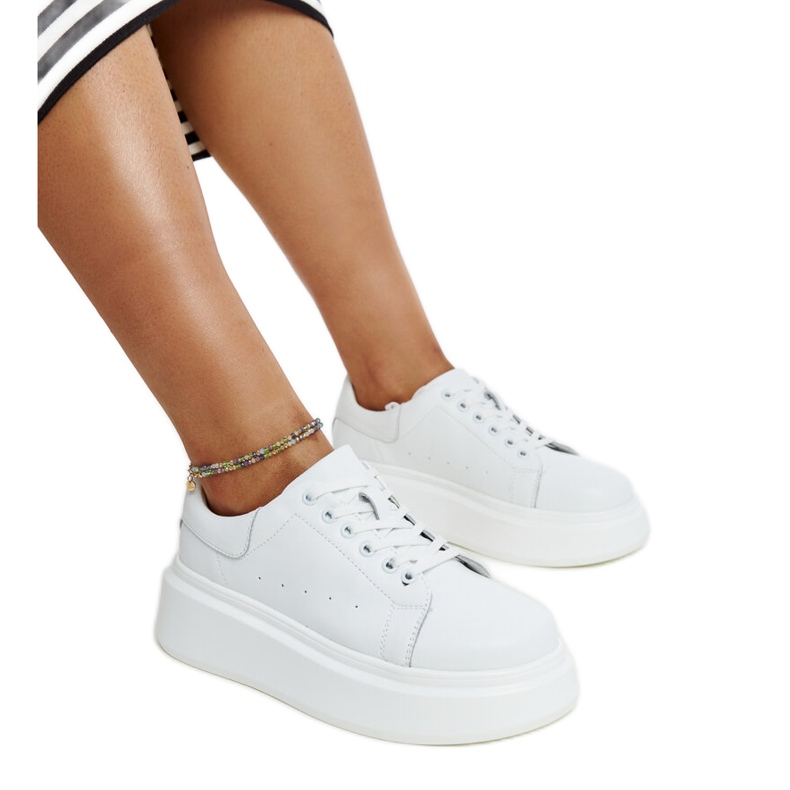 Valkoiset nahkaiset nauhalliset lenkkarit valkoinen