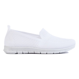 Pue jalkaan valkoiset lenkkarit valkoinen