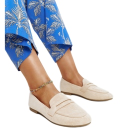 Vaaleanbeiget mokkasiinit, jotka on valmistettu Hennie-eko-mokkasta