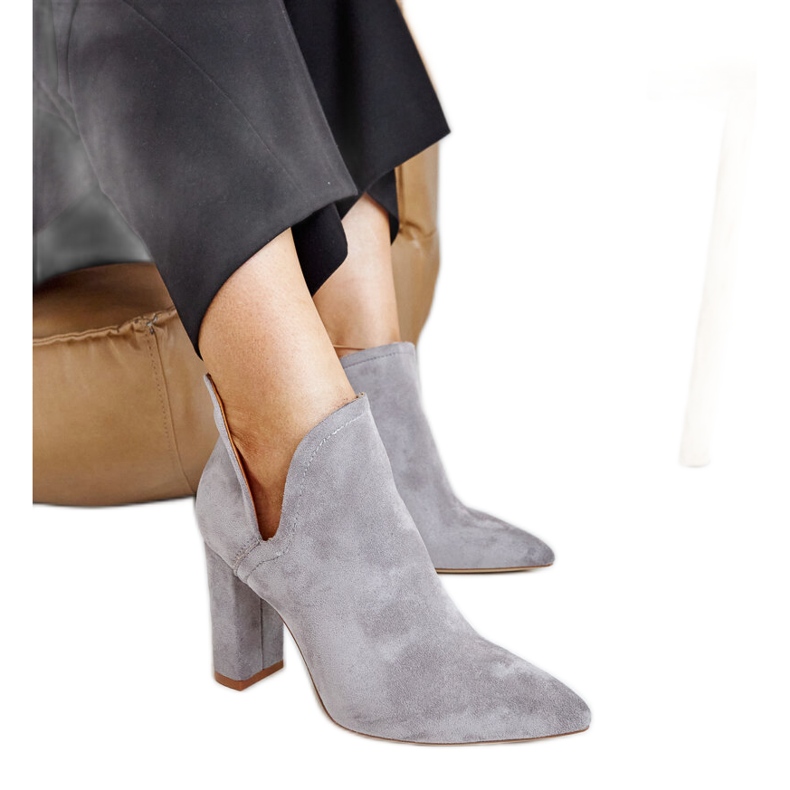 Taylanin harmaat epäsymmetriset korkeakorkoiset nilkkurit