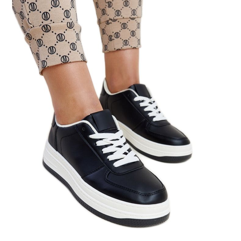 Mustat tennarit Cvita-alustalla