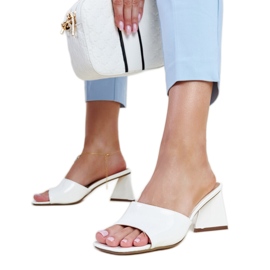 Valkoiset patentoidut Andela korkeakorkoiset varvastossut valkoinen