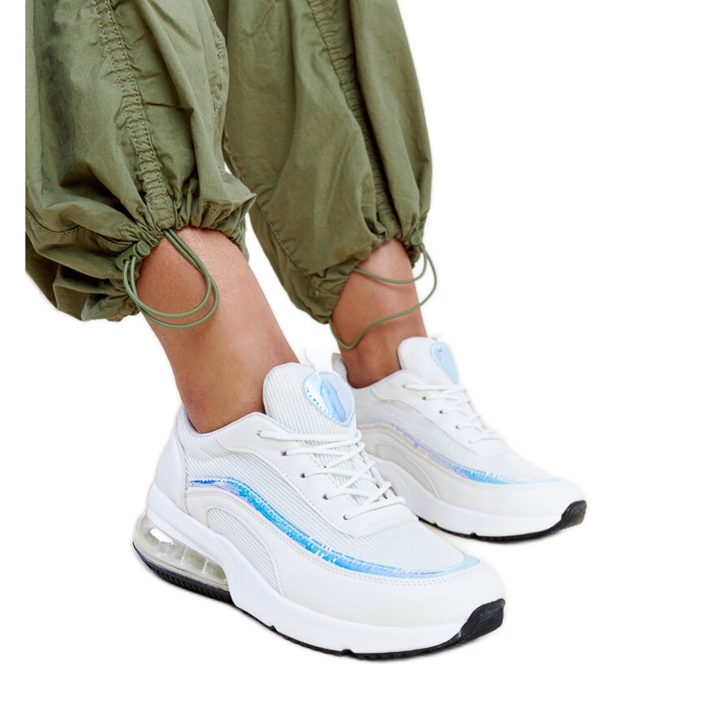 Valkoiset tennarit, joissa Jelek-hologrammi valkoinen