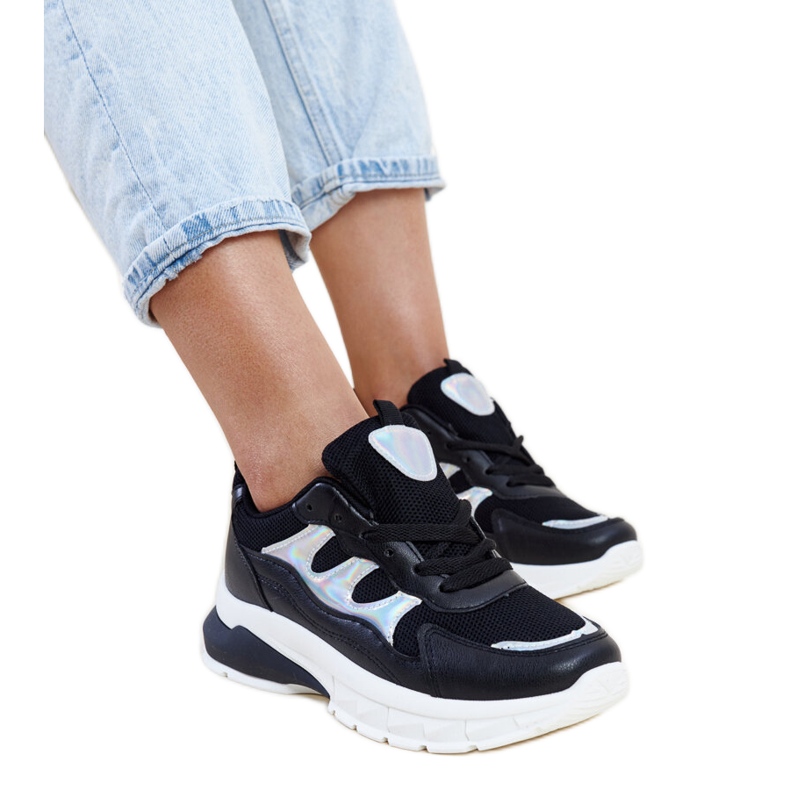 Mustat tennarit, joissa paksu Matea-pohja