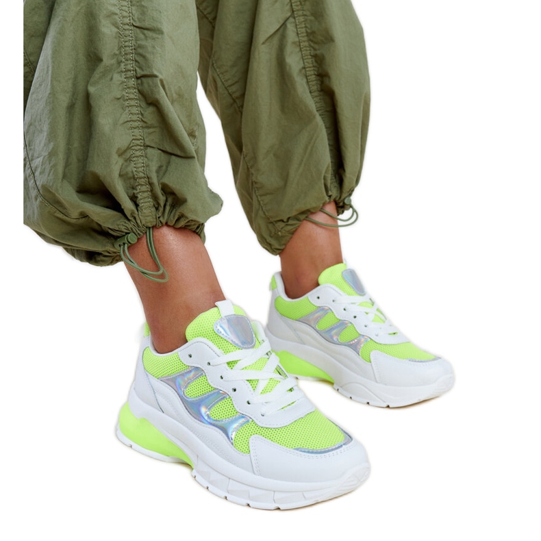 Valkoiset ja vihreät lenkkarit, joissa paksu Matea-pohja valkoinen