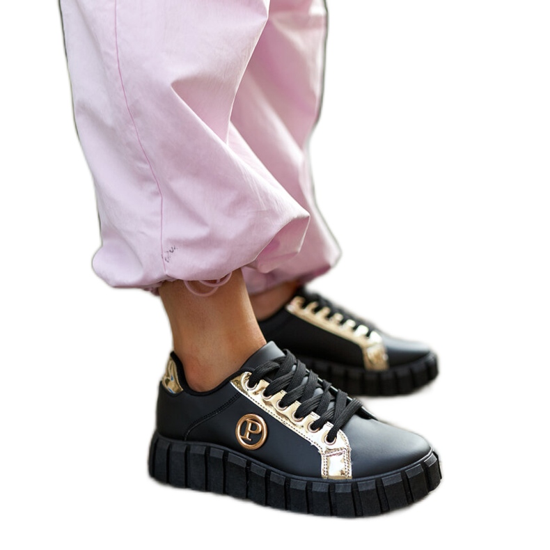 Mustat ja kultaiset tennarit massiivisella Bionda-pohjalla