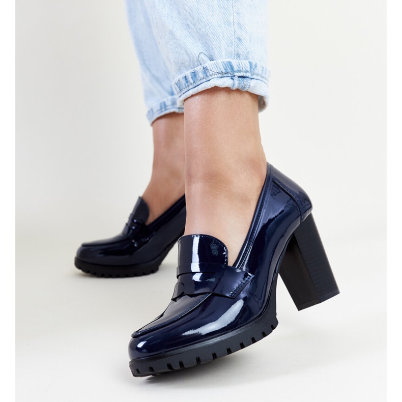 Tummansiniset patentoidut pumput korkeakorkoisella Licolettalla sininen