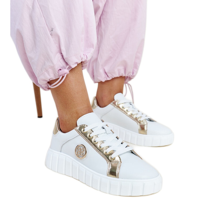 Valkoiset nahkalenkkarit massiivisella Viera-pohjalla valkoinen