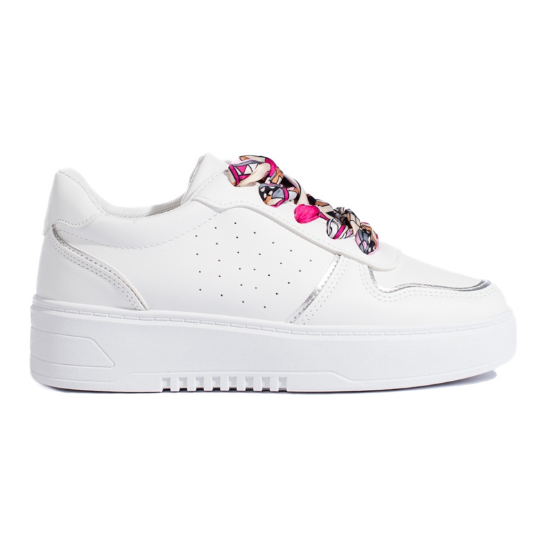 Valkoiset naisten tennarit, jotka on sidottu nauhalla valkoinen