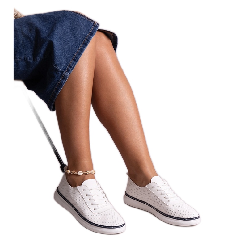 Valkoiset ja laivastonsiniset harjakattoiset Biserka-lenkkarit valkoinen