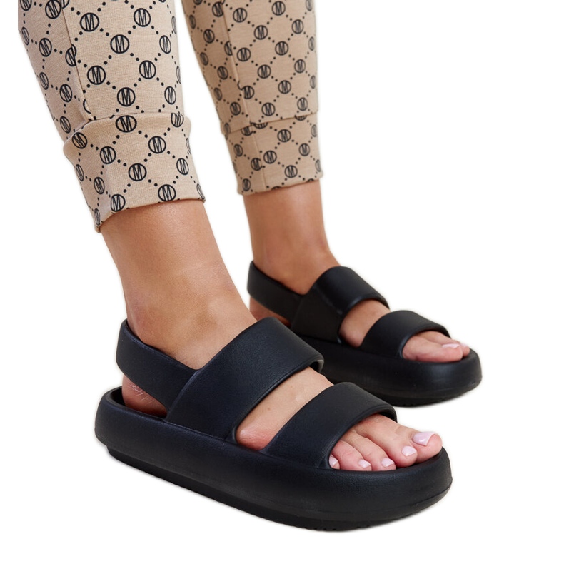 Mustat Attiana sandaalit