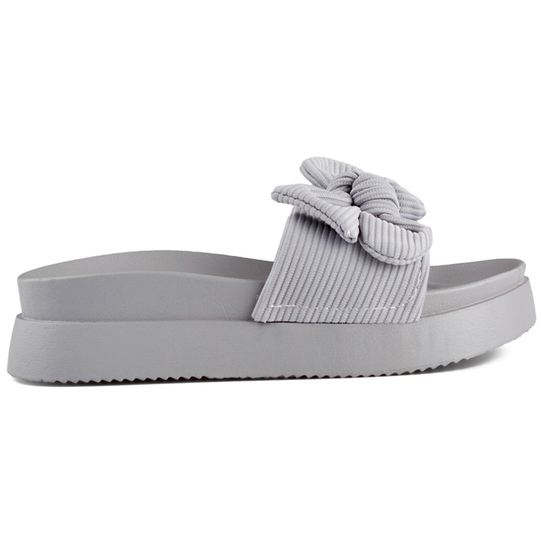 Harmaa naisten varvastossut, joissa rusetti paksussa pohjassa