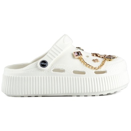 Valkoiset varvastossut paksulla pohjalla ja koristeilla valkoinen