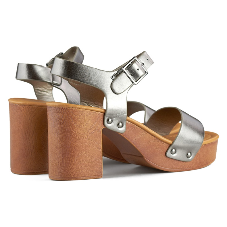 Metalliset sandaalit puisella alustakorolla hopea