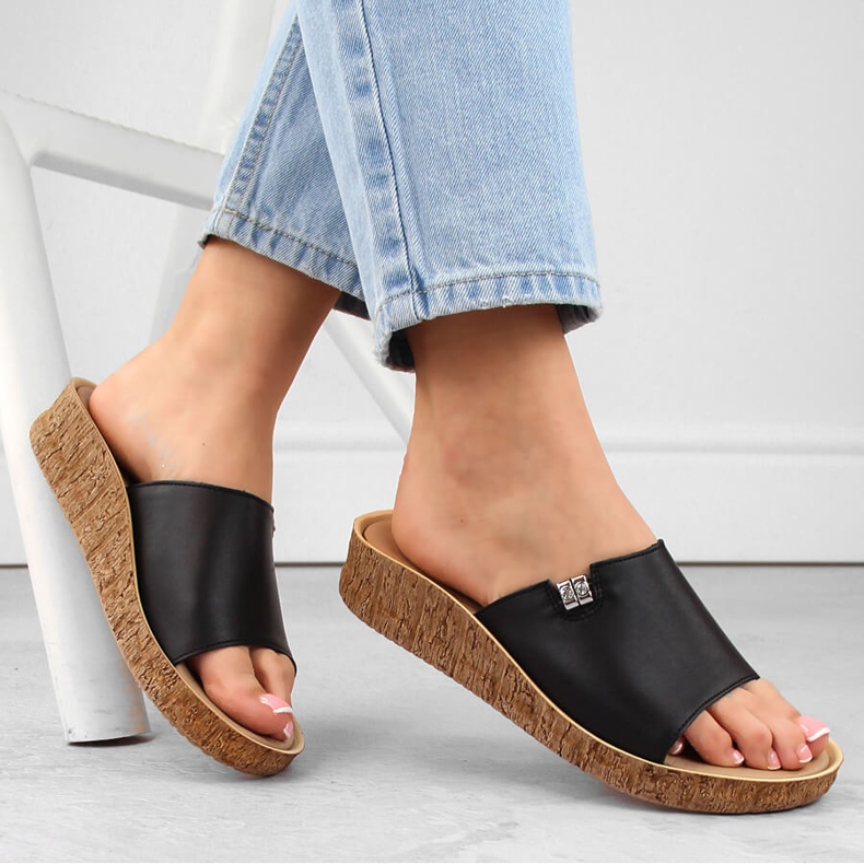 Mukavat naisten nahkaiset varvastossut, musta Helios 130.011