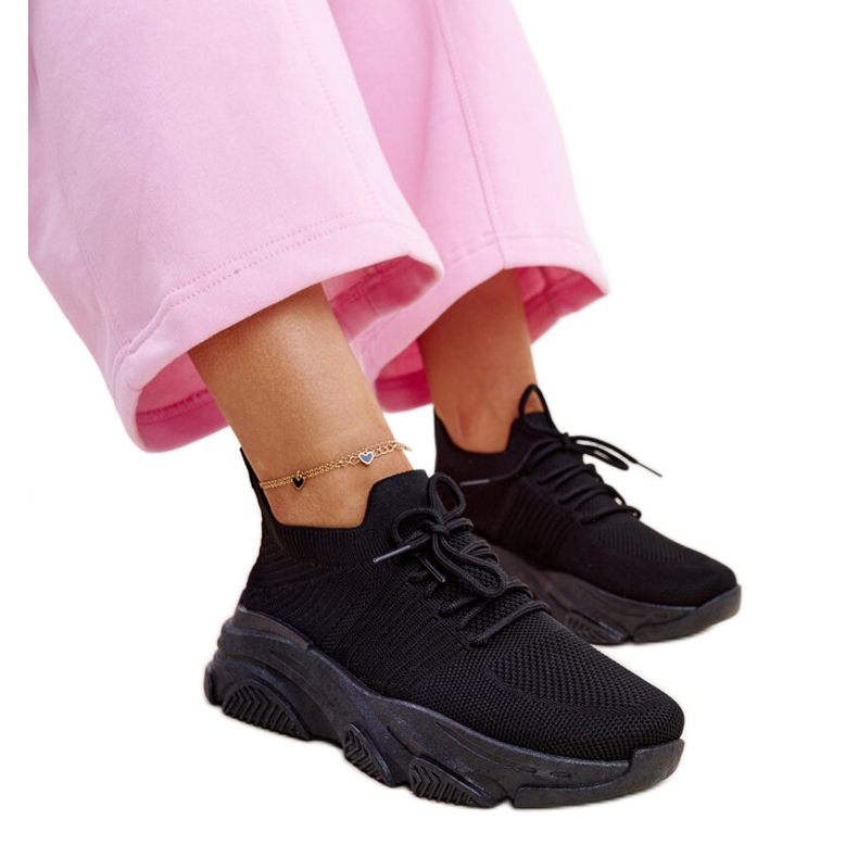 Mustat tennarit massiivisella Kassi-pohjalla