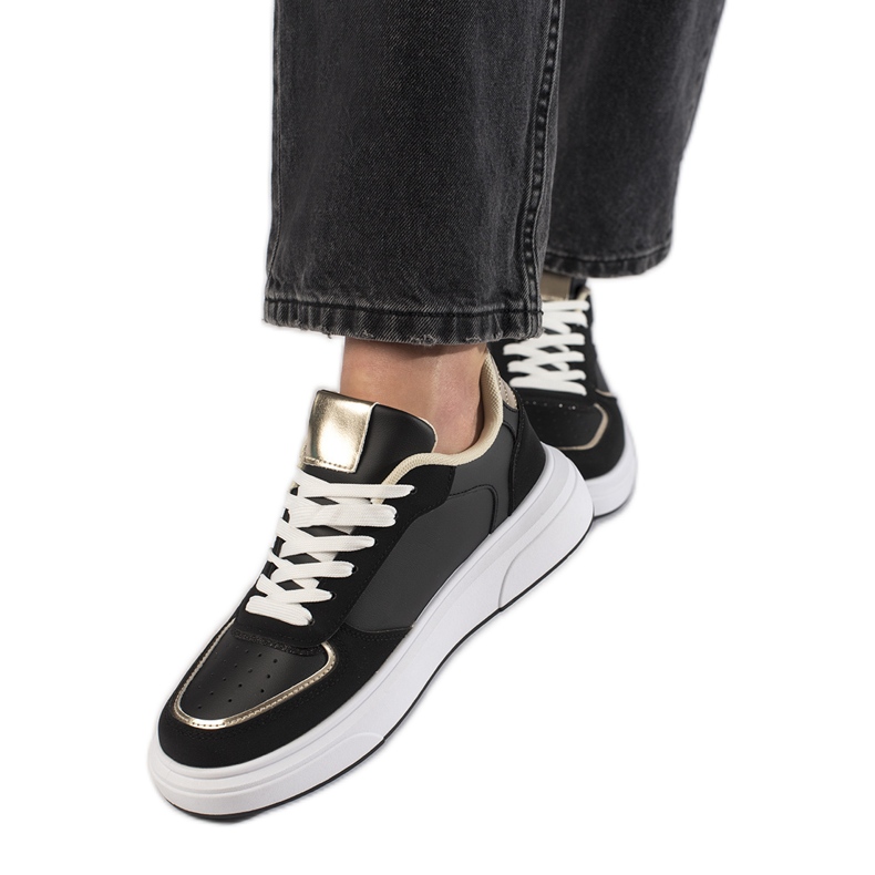 Naisten mustat tennarit