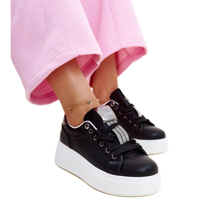 Mustat ja hopeiset tennarit Maurizian strassilla