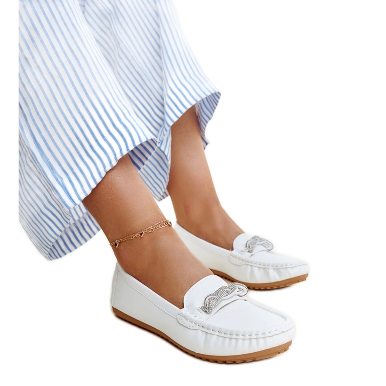 Valkoiset mokasiinit koristeltu Adiba strassilla valkoinen