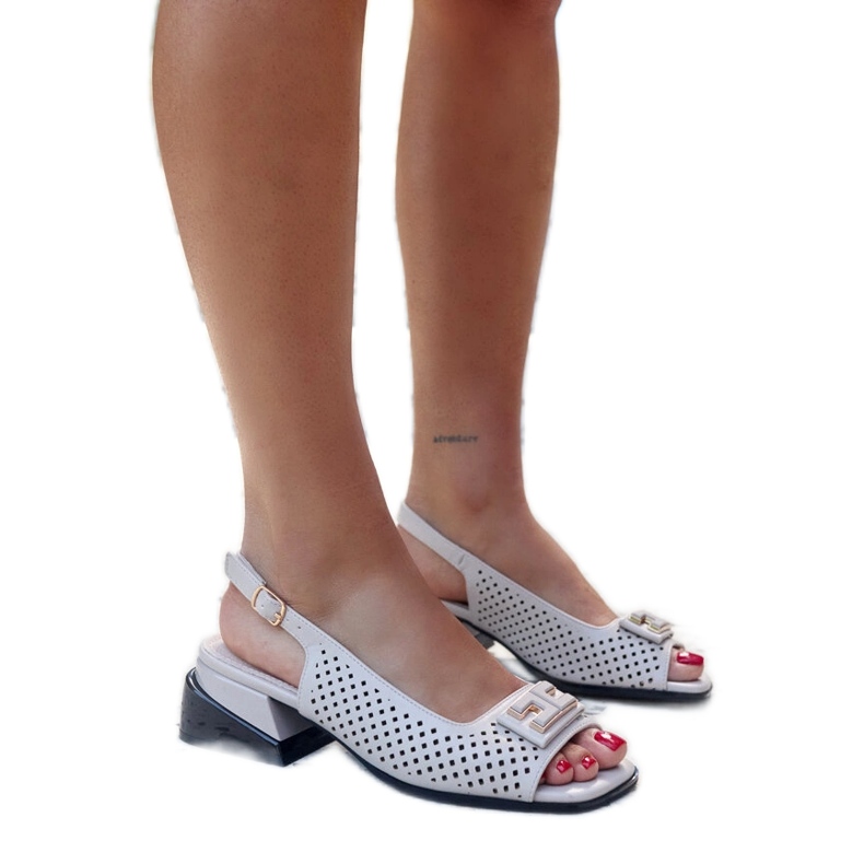 Harjatut sandaalit massiivisessa Sajida-lohkossa harmaa