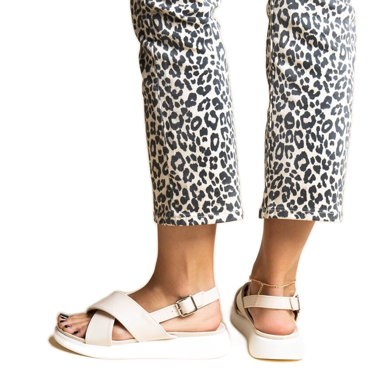 Beige Burnet sandaalit alustalla