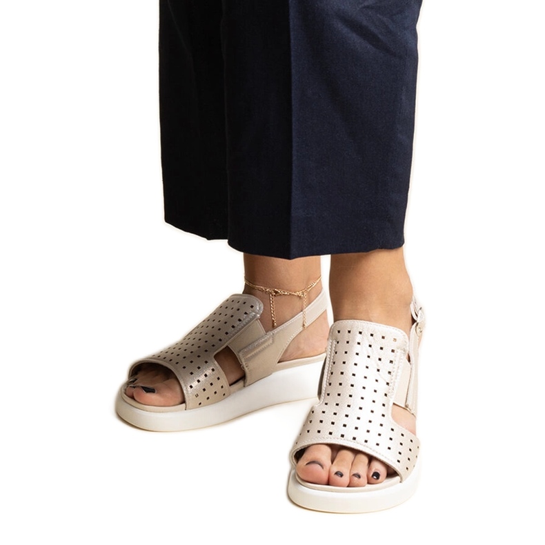 Imogne kultaiset sandaalit, joissa harjakattoinen päällinen kultainen