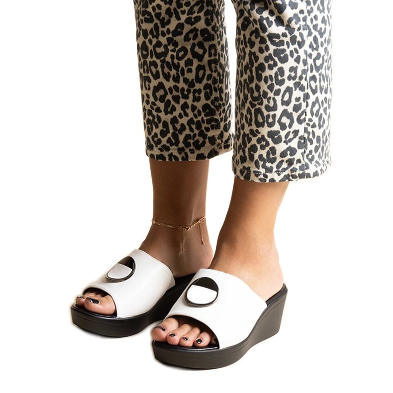 Valkoiset kiilamuulit, joissa Keirenh-solki valkoinen