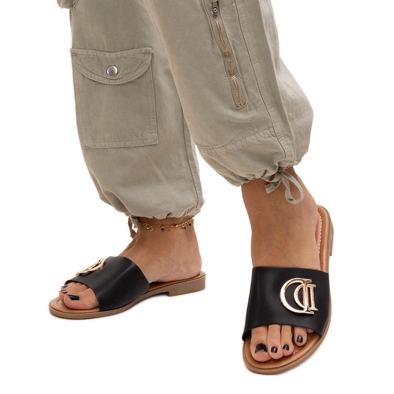 Mustat varvastossut Almeita-soljella