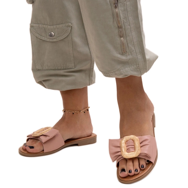 Vaaleanpunaiset varvastossut, joissa Limera-solki vaaleanpunainen